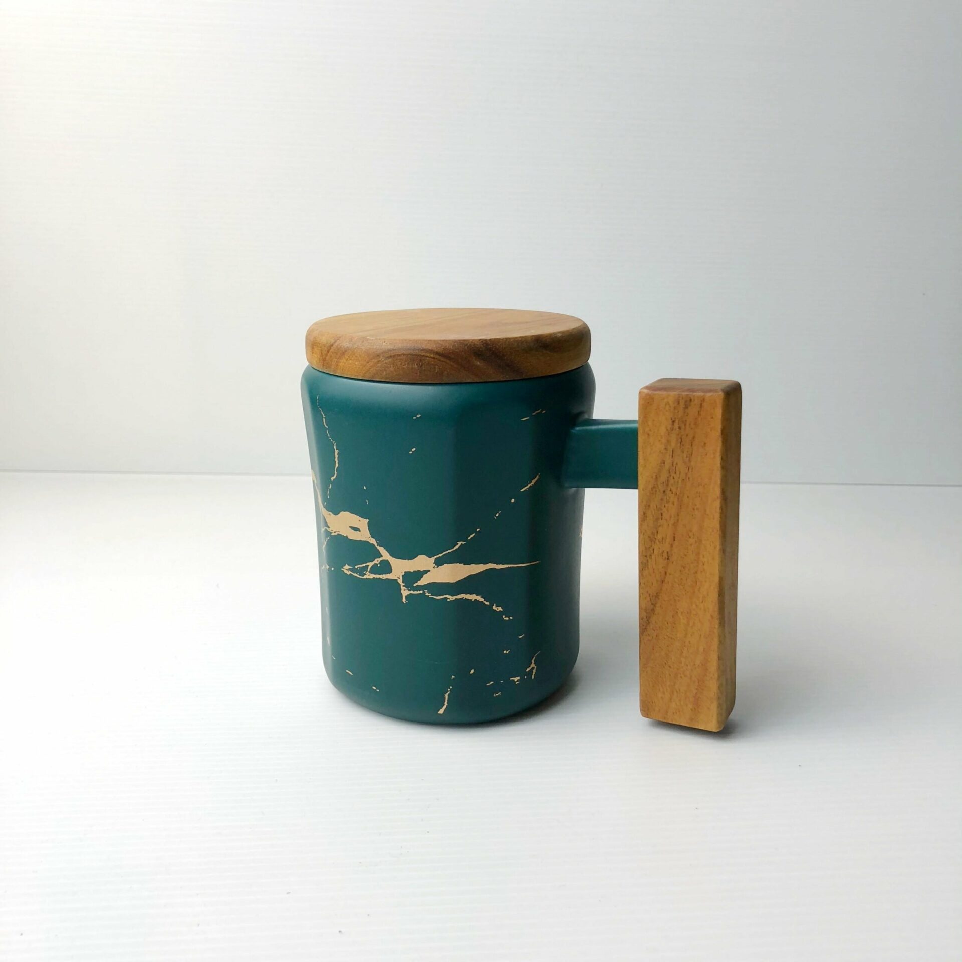 Wooden handle marbled mug green scaled