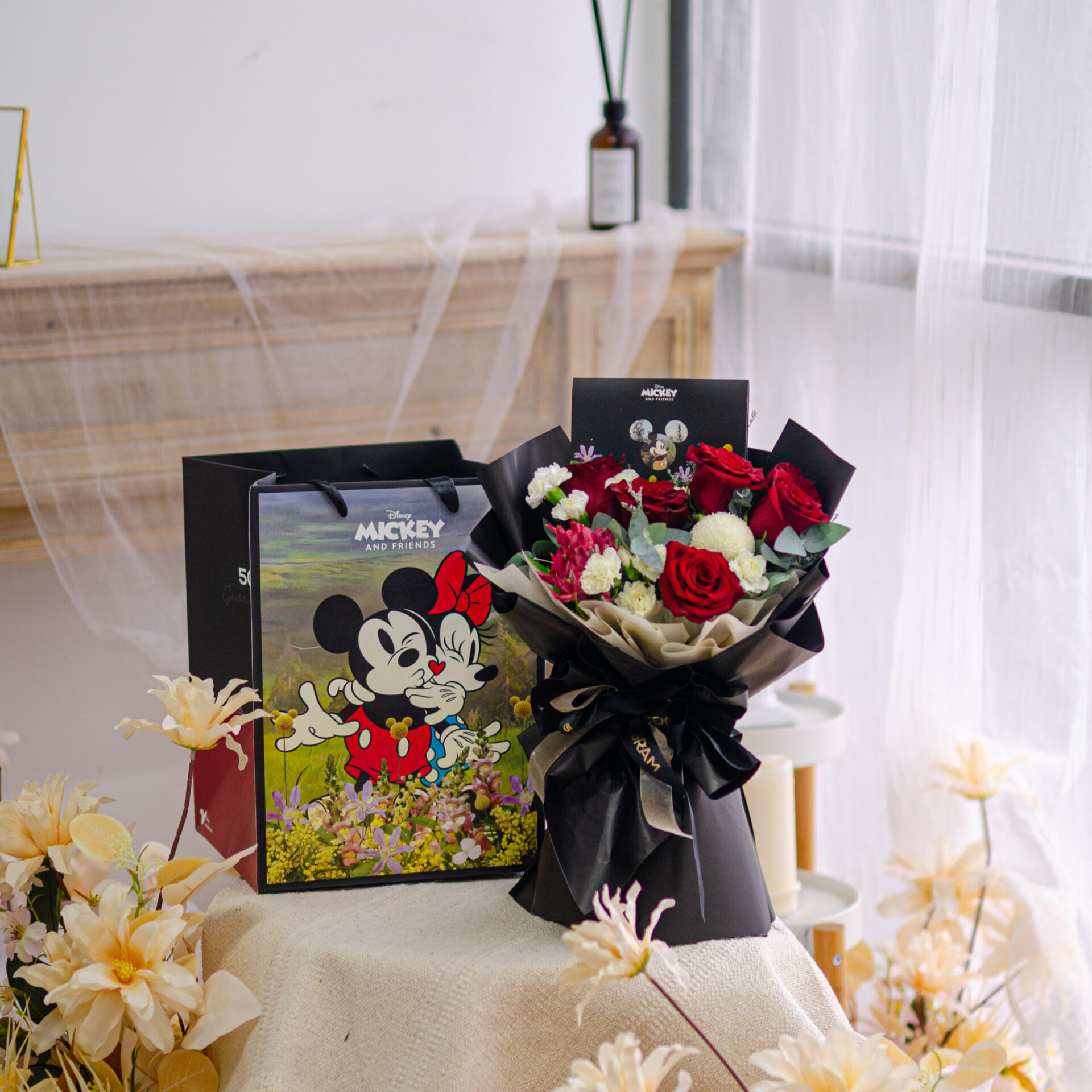 Mickey red rose bouquet – (r) | hand bouquet