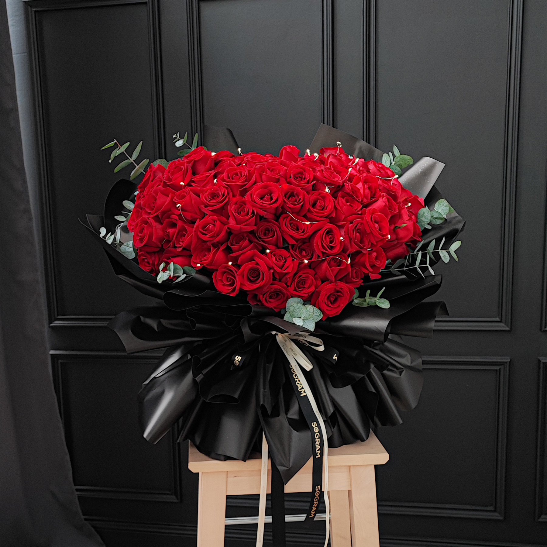 Luxuriante 99 Red Roses Bouquet – Black Wrap