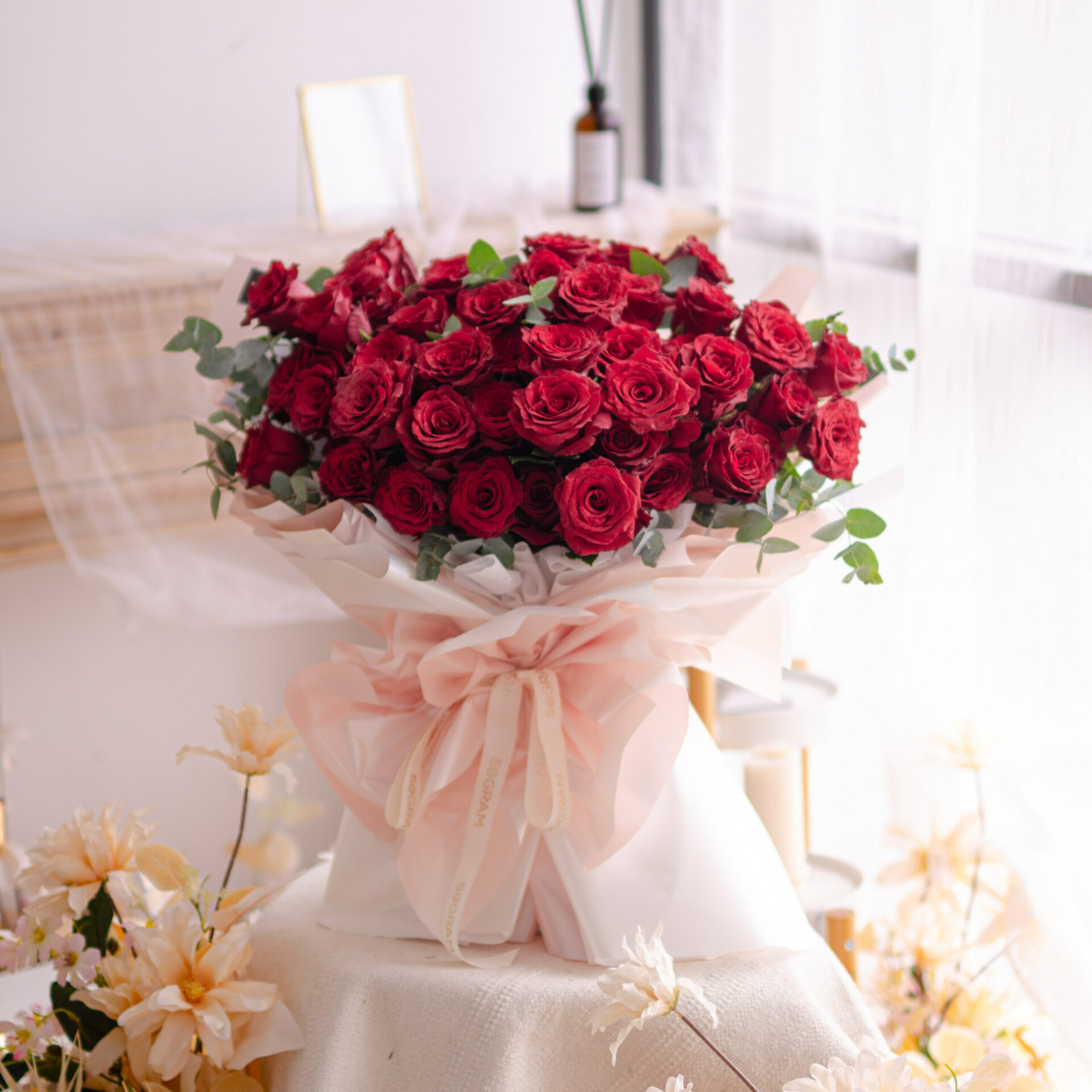 Luxuriante 50 kenya red roses bouquet – pink wrap | hand bouquet