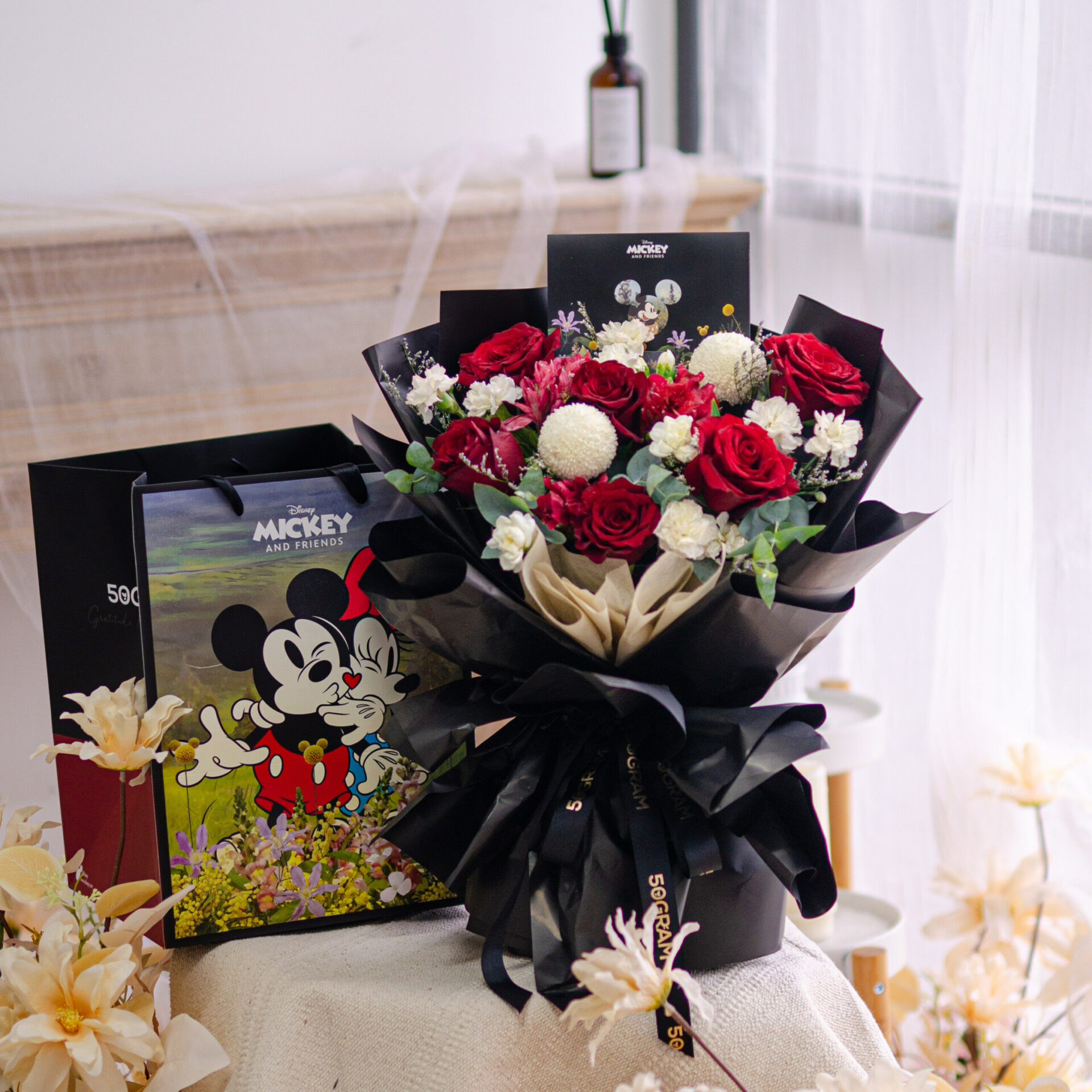 Mickey red rose bouquet – (m) | hand bouquet