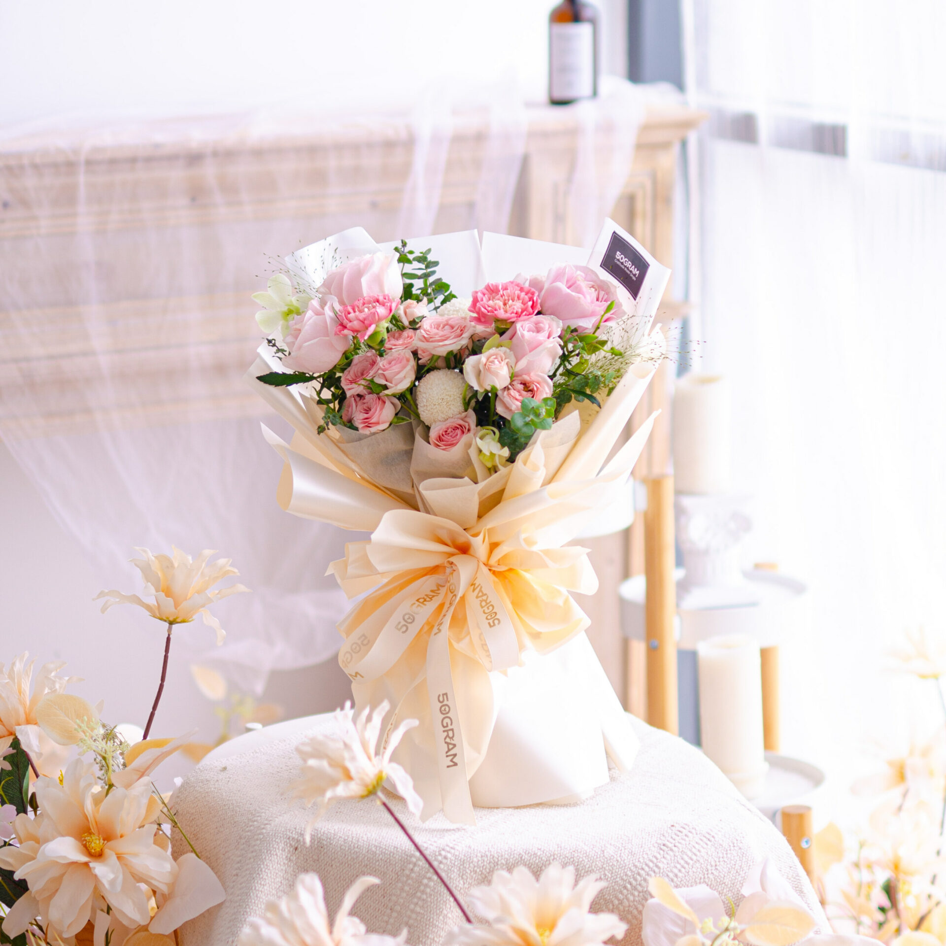 Linnea – pink carnation bouquet – (m) | hand bouquet
