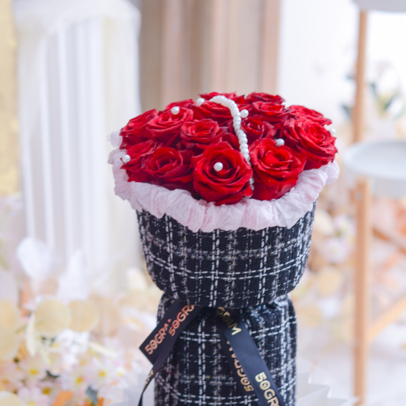 Scarlet love russian style valentine bouquet free delivery to kl/pj