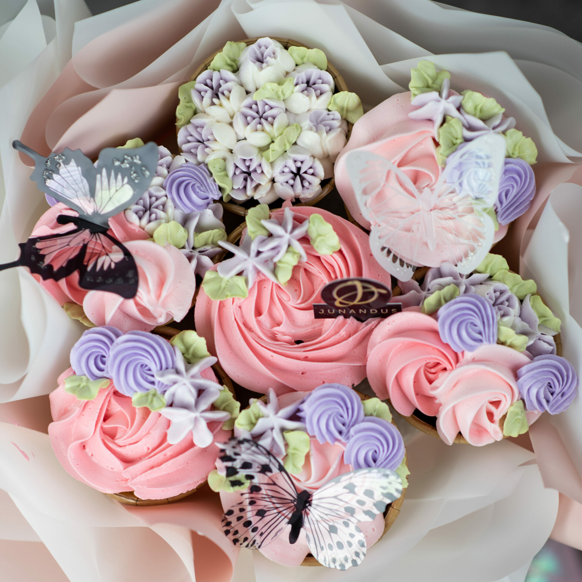 Flower cupcake bouquet 3 scaled