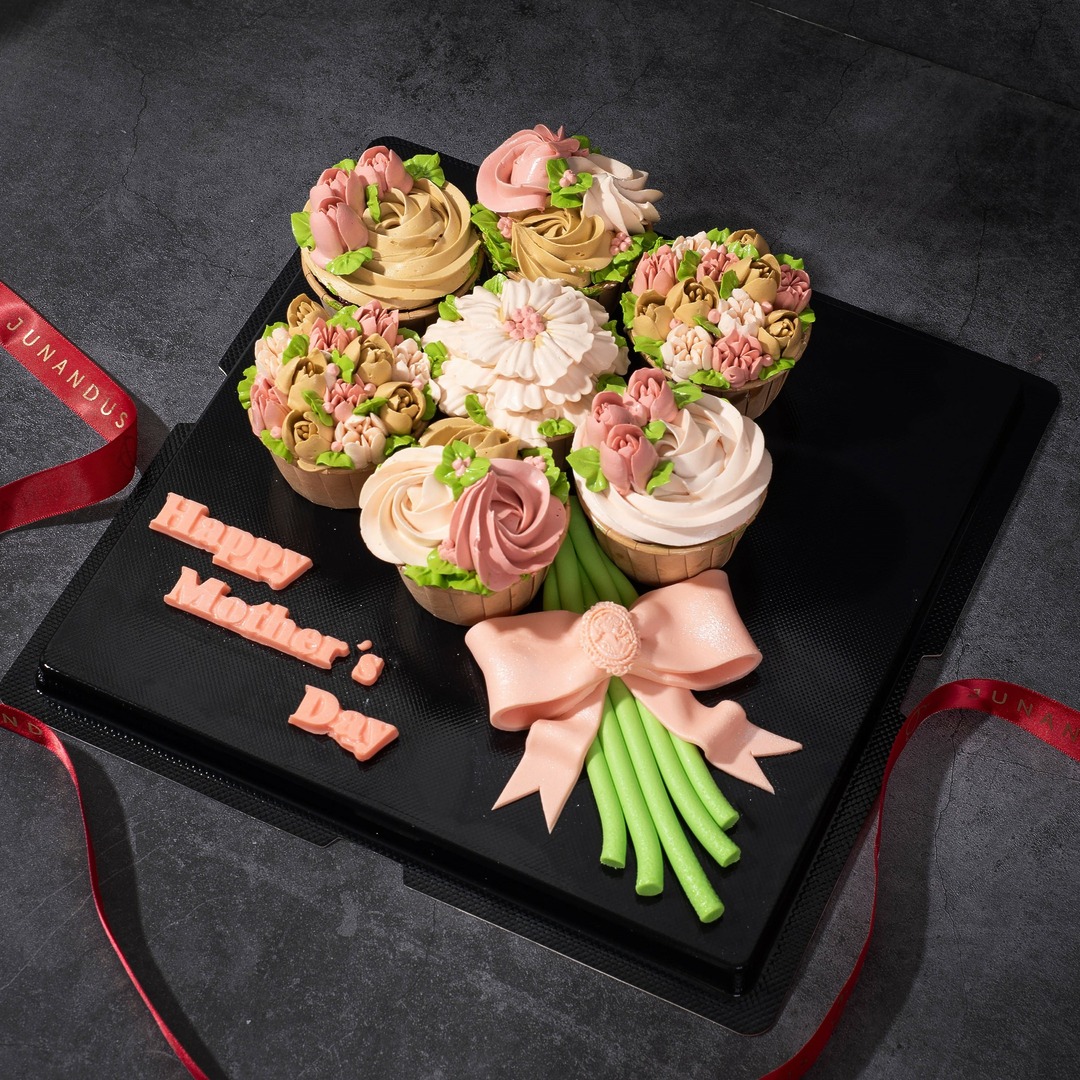 Lovely cream cupcake bouquet 3 e1711955992249